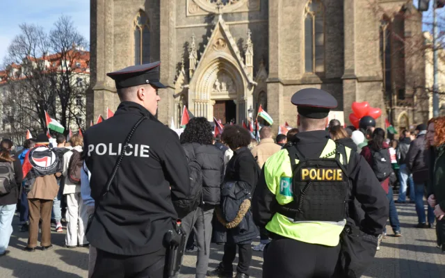 Policie v pozoru, antikonfliktní tým na místě. Na náměstí Míru začal pochod solidarity s Palestinou