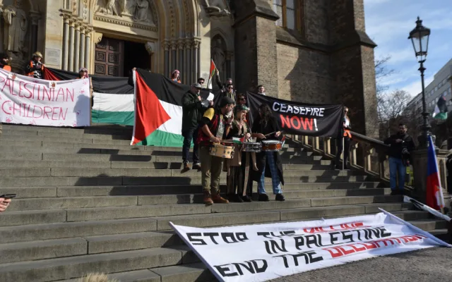 Policie v pozoru, antikonfliktní tým na místě. Na náměstí Míru začal pochod solidarity s Palestinou