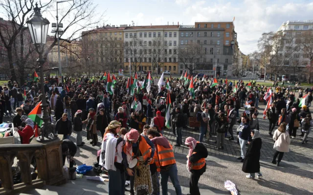 Policie v pozoru, antikonfliktní tým na místě. Na náměstí Míru začal pochod solidarity s Palestinou