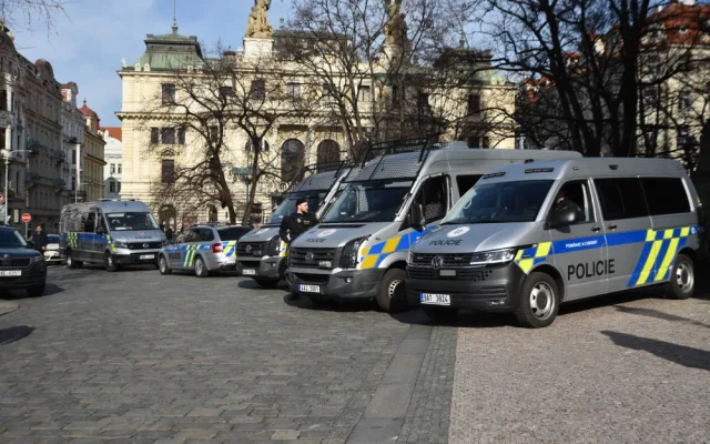 Policie v pozoru, antikonfliktní tým na místě. Na náměstí Míru začal pochod solidarity s Palestinou