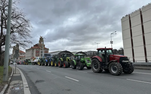 VIDEO: Zemědělci dorazili protestovat do Prahy. Kolona traktorů zablokovala tramvaje