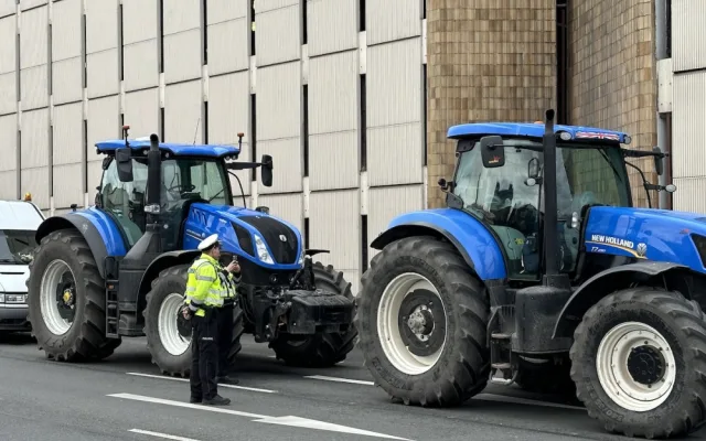 VIDEO: Zemědělci dorazili protestovat do Prahy. Kolona traktorů zablokovala tramvaje