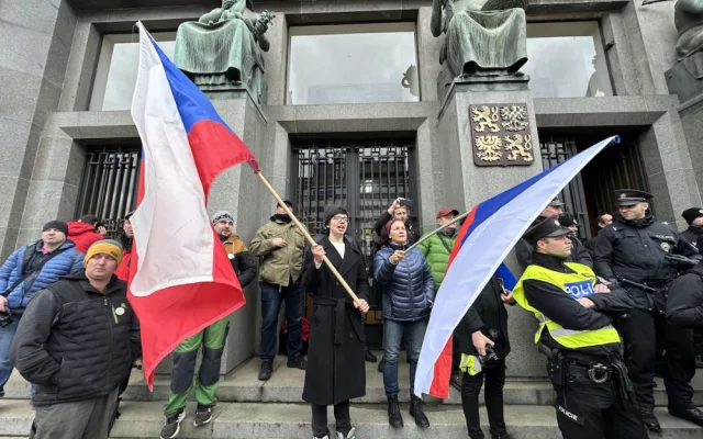 VIDEO: Zemědělci dorazili protestovat do Prahy. Kolona traktorů zablokovala tramvaje