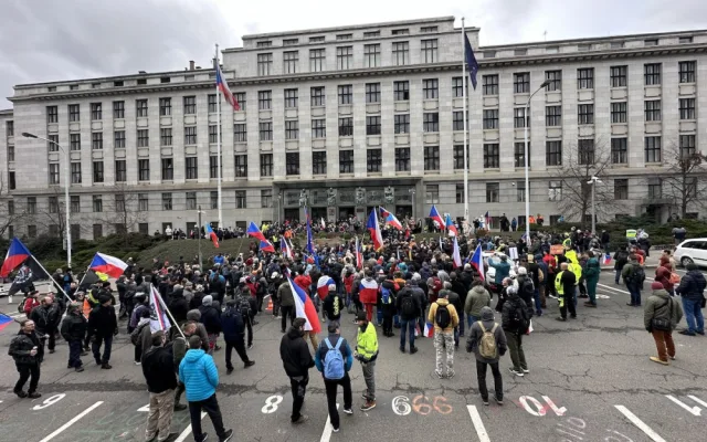 VIDEO: Zemědělci dorazili protestovat do Prahy. Kolona traktorů zablokovala tramvaje
