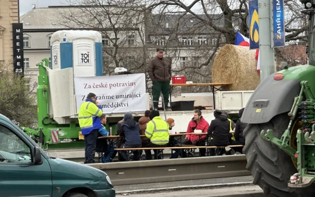 VIDEO: Zemědělci dorazili protestovat do Prahy. Kolona traktorů zablokovala tramvaje