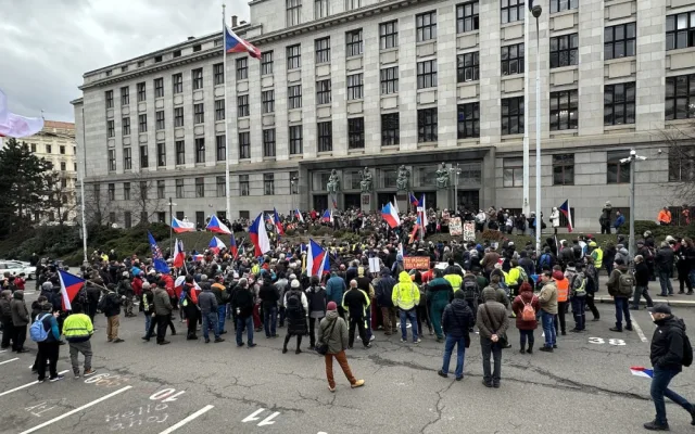Účastníkům demonstrace zemědělců ve vojenských uniformách hrozí pokuta