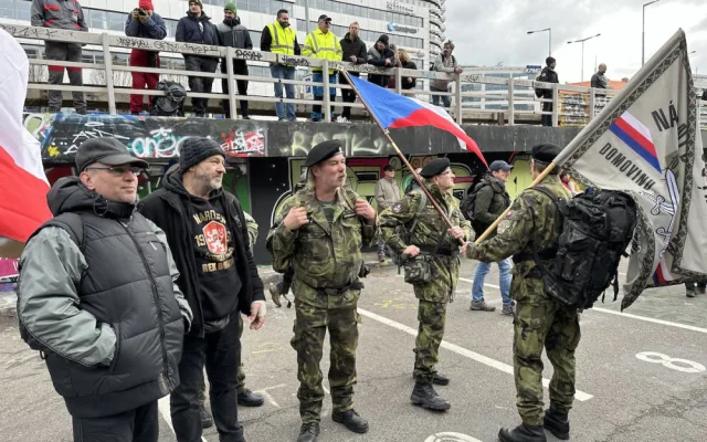 Účastníkům demonstrace zemědělců ve vojenských uniformách hrozí pokuta
