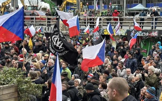 Účastníkům demonstrace zemědělců ve vojenských uniformách hrozí pokuta