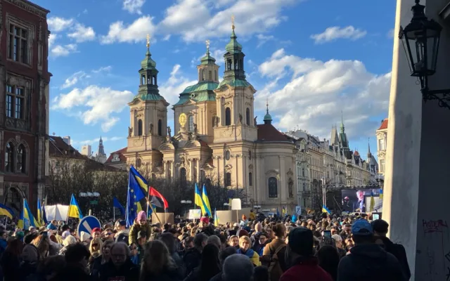 VIDEO: Prahou prošel průvod na podporu Ukrajiny, připojil se k shromáždění, kde promluvil prezident Pavel