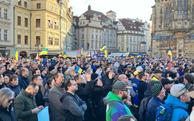 VIDEO: Prahou prošel průvod na podporu Ukrajiny, připojil se k shromáždění, kde promluvil prezident Pavel