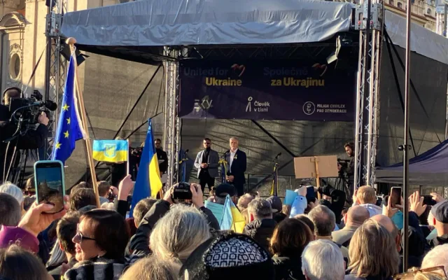 VIDEO: Prahou prošel průvod na podporu Ukrajiny, připojil se k shromáždění, kde promluvil prezident Pavel