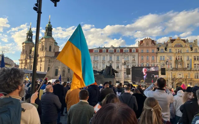 VIDEO: Prahou prošel průvod na podporu Ukrajiny, připojil se k shromáždění, kde promluvil prezident Pavel