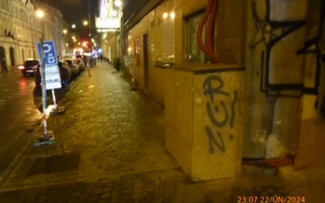 Vandala přistihly při činu hned dvě policejní hlídky najednou