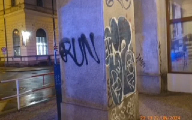 Vandala přistihly při činu hned dvě policejní hlídky najednou