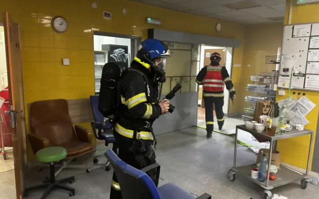 Na jednotce intenzivní péče nemocnice Bulovka hořel ventilátor. Pacienty evakuovali