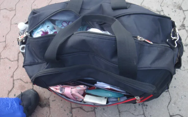 Muž zkolaboval na zastávce, nechal tam tašku s malým pokladem. Vrátili mu ji strážníci