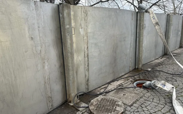 Dobrovolní hasiči Prahy 1 cvičili protipovodňovou ochranu na Žofíně. Bariéry kolem paláce postavili za tři hodiny