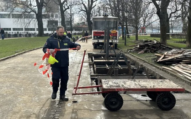 Dobrovolní hasiči Prahy 1 cvičili protipovodňovou ochranu na Žofíně. Bariéry kolem paláce postavili za tři hodiny