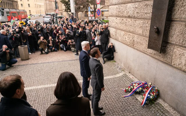 Macron s Pavlem uctili u Filozofické fakulty oběti prosincové střelby