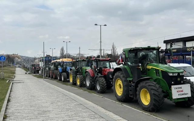 Zemědělci i přes sliby zablokovali dopravu v Praze