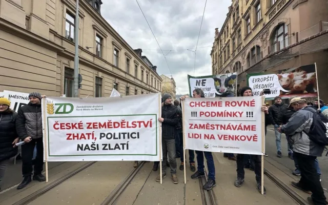 Zemědělci i přes sliby zablokovali dopravu v Praze