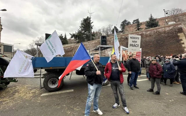 Zemědělci i přes sliby zablokovali dopravu v Praze