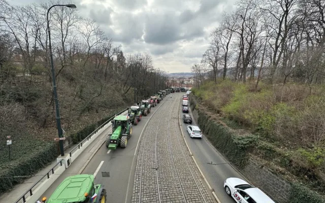 Zemědělci i přes sliby zablokovali dopravu v Praze
