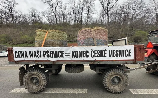 Zemědělci i přes sliby zablokovali dopravu v Praze