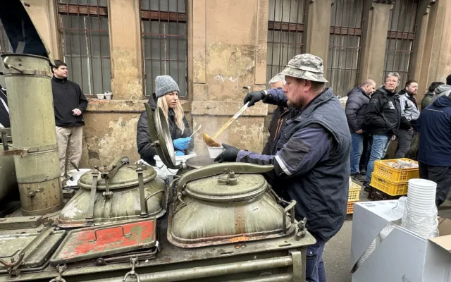 FOTOGALERIE: Hnůj hlídaný policií, naštvaní zemědělci a zase ten guláš. Podívejte se, jak vypadal další protest farmářů