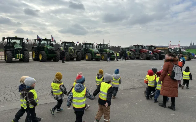 FOTOGALERIE: Hnůj hlídaný policií, naštvaní zemědělci a zase ten guláš. Podívejte se, jak vypadal další protest farmářů