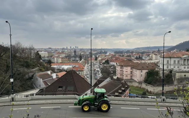 FOTOGALERIE: Hnůj hlídaný policií, naštvaní zemědělci a zase ten guláš. Podívejte se, jak vypadal další protest farmářů