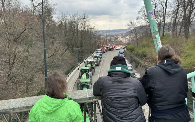 FOTOGALERIE: Hnůj hlídaný policií, naštvaní zemědělci a zase ten guláš. Podívejte se, jak vypadal další protest farmářů