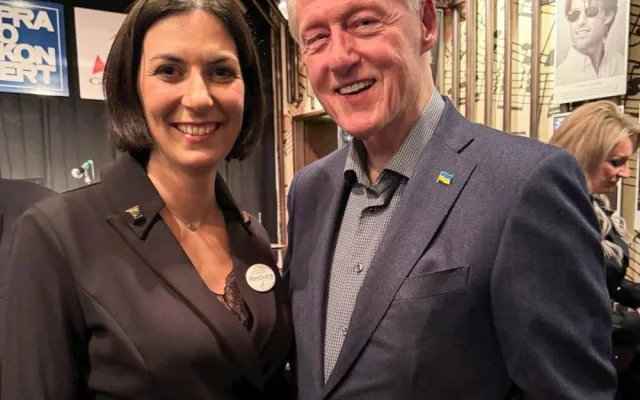 Bývalý americký prezident Clinton se dnes zúčastnil akce v Redutě, potkal se s Petrem Pavlem