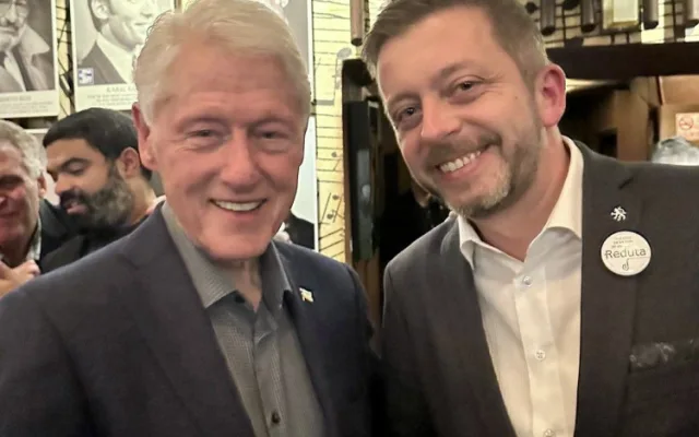 Bývalý americký prezident Clinton se dnes zúčastnil akce v Redutě, potkal se s Petrem Pavlem