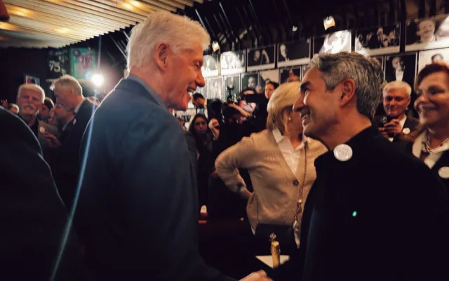 Bývalý americký prezident Clinton se dnes zúčastnil akce v Redutě, potkal se s Petrem Pavlem