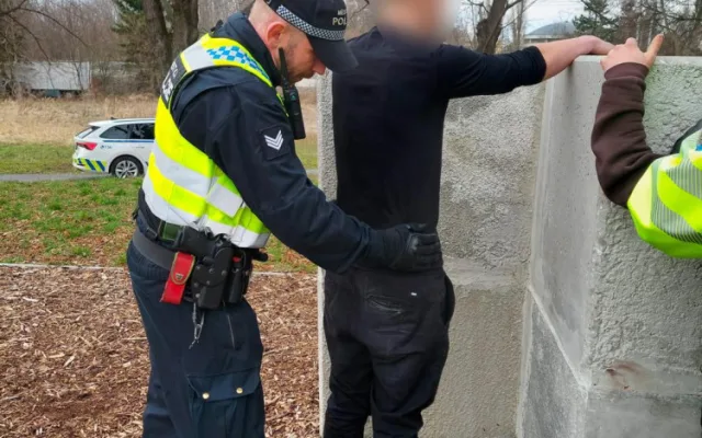 Trojice okradla v parku muže. Útočníci měli v kapsách boxera a čokolády