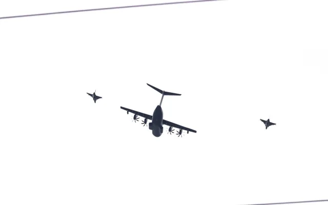 Nad Karlovým mostem proletěly stíhačky. Armáda slaví výročí vstupu do NATO