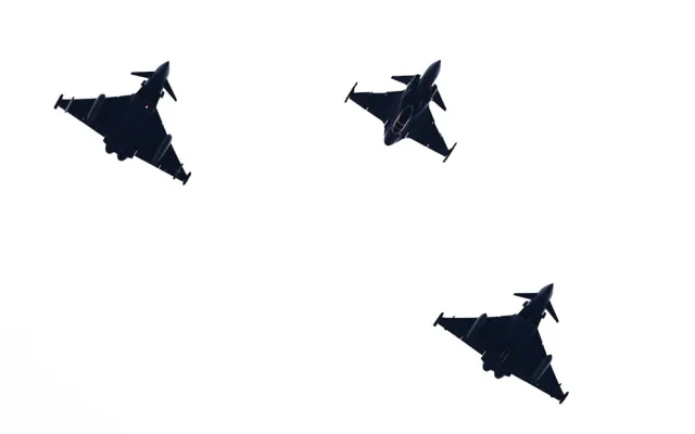 Nad Karlovým mostem proletěly stíhačky. Armáda slaví výročí vstupu do NATO
