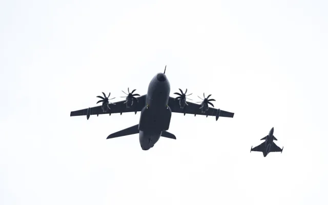 Nad Karlovým mostem proletěly stíhačky. Armáda slaví výročí vstupu do NATO