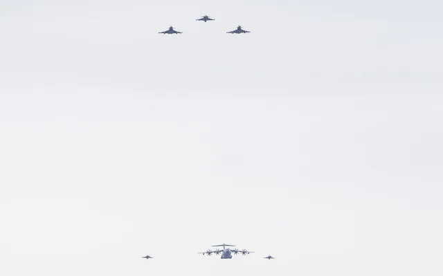 Nad Karlovým mostem proletěly stíhačky. Armáda slaví výročí vstupu do NATO
