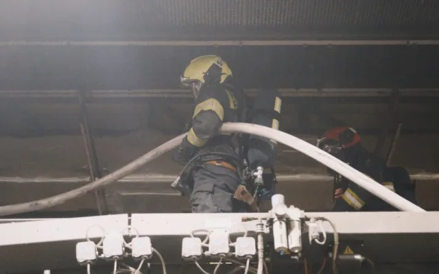 VIDEO: V pražské tiskárně vypukl požár, jeden člověk skončil v nemocnici