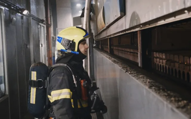 VIDEO: V pražské tiskárně vypukl požár, jeden člověk skončil v nemocnici