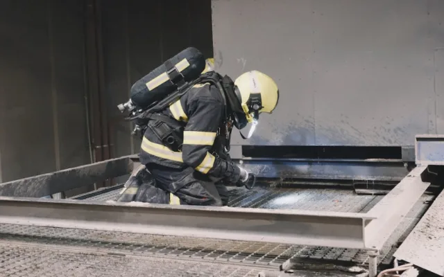 VIDEO: V pražské tiskárně vypukl požár, jeden člověk skončil v nemocnici