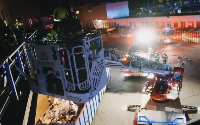 VIDEO: V pražské tiskárně vypukl požár, jeden člověk skončil v nemocnici