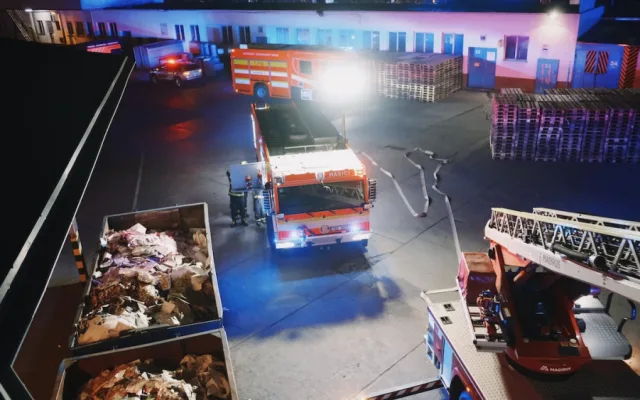 VIDEO: V pražské tiskárně vypukl požár, jeden člověk skončil v nemocnici
