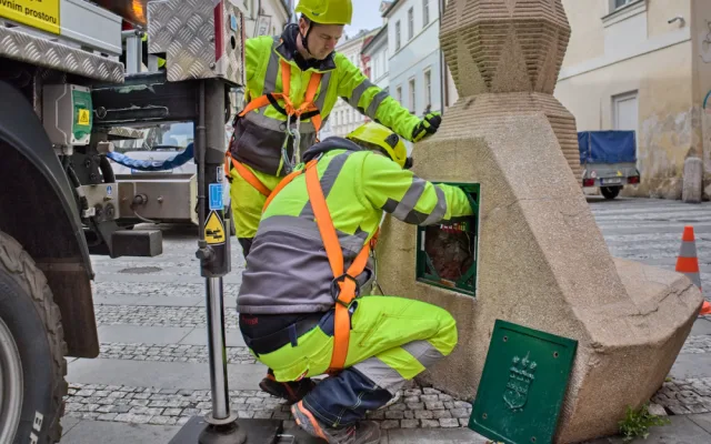 V Praze znovu svítí kubistická lucerna, poslední funkční na světě