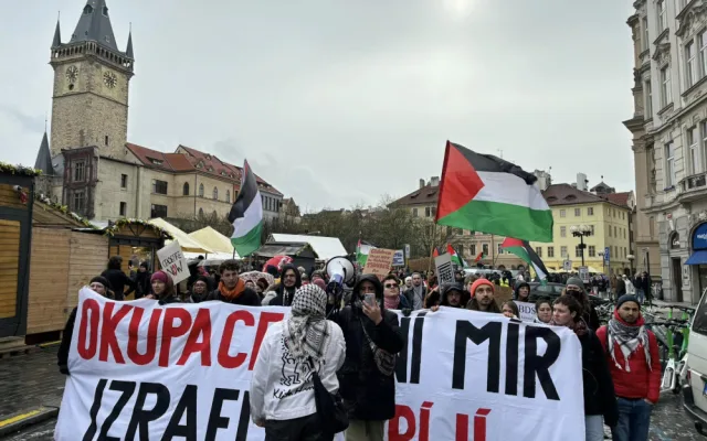 Na pražském Klárově se dnes sešly stovky lidí na podporu Palestiny. Vystoupil i Tomáš Klus