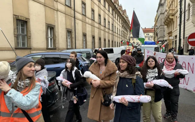 Na pražském Klárově se dnes sešly stovky lidí na podporu Palestiny. Vystoupil i Tomáš Klus