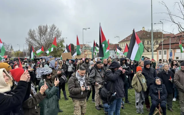 Na pražském Klárově se dnes sešly stovky lidí na podporu Palestiny. Vystoupil i Tomáš Klus