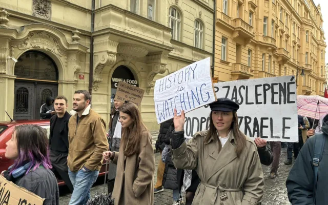 Na pražském Klárově se dnes sešly stovky lidí na podporu Palestiny. Vystoupil i Tomáš Klus